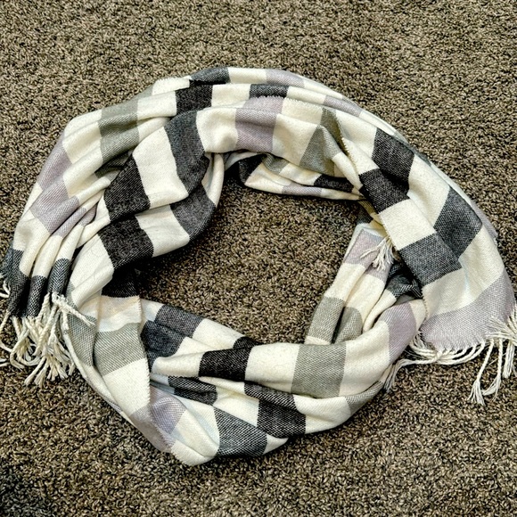 Super soft and stylish wrap around scarf - Picture 1 of 2